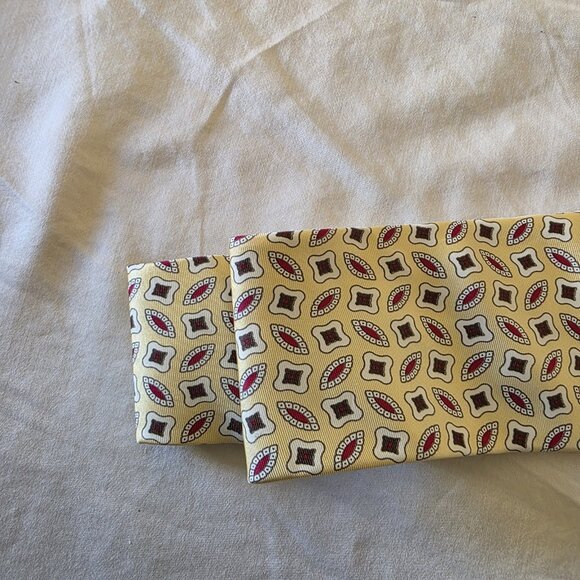 Neiman Marcus 100% Silk Tie Beige Red Geometric Pattern Classic Vintage 58x3.75 - Picture 2 of 12